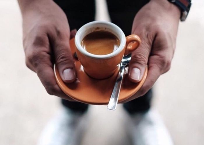Phục vụ cafe espresso cho khách hàng